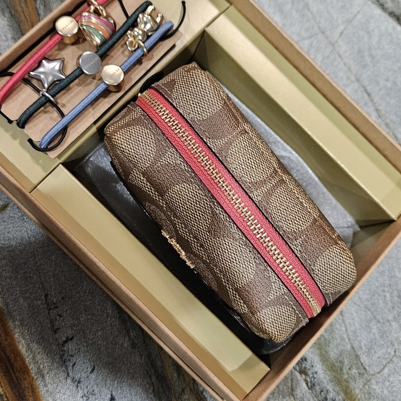 Coach Signature Zip Wallet Patch Detail + Hair Ties Gift Set - Picture 7 of 14